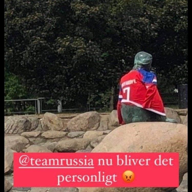 В Копенгагене осквернили бюст Шевченко российским триколором: в сети &quot;вычислили&quot; вандалов (фото)